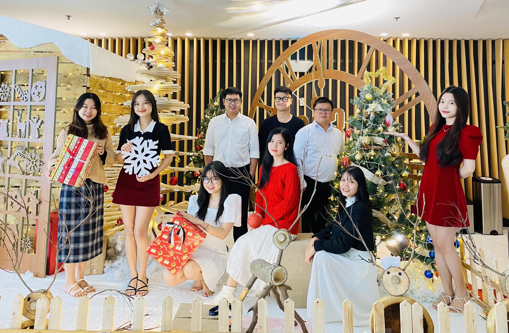 Mai Thi My Giang with team at FPT Complex Academy